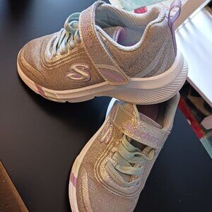 GIRLS SKECHERS SIZE  11.SPARKLY SILVER